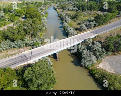 Eine Luftaufnahme der Autobahnbrücke in Wildwood über den Shoshone River im Norden von Wyoming Stockfoto