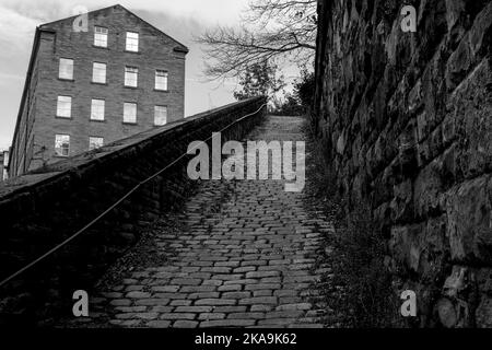 Eine Version von Bill Brandts A Snicket in Halifax aus dem Jahr 2022 Stockfoto