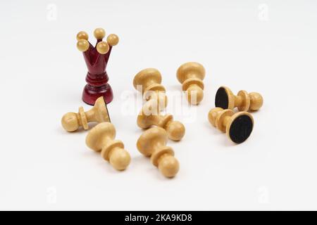 Wirtschafts- und Politikkonzept. Schach, der rote König besiegte die weißen Bauern. Stockfoto