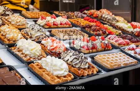 Nationale Lebensmittelwaffeln in Belgien auf dem Platz in Konditoreien mit Schokoladencreme und Beeren Stockfoto