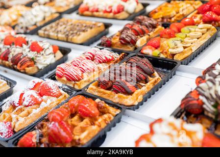 Nationale Lebensmittelwaffeln in Belgien auf dem Platz in Konditoreien mit Schokoladencreme und Beeren Stockfoto