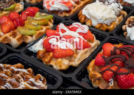 Nationale Lebensmittelwaffeln in Belgien auf dem Platz in Konditoreien mit Schokoladencreme und Beeren Stockfoto