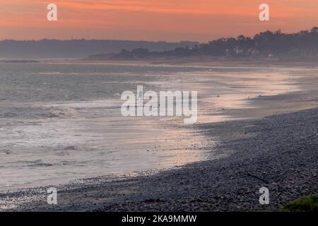 Sonnenuntergang an einem uruguayischen Strand. In der Abenddämmerung an einem windigen, aber warmen Nachmittag am Strand in Bellavista, Maldonado, Uruguay. Stockfoto