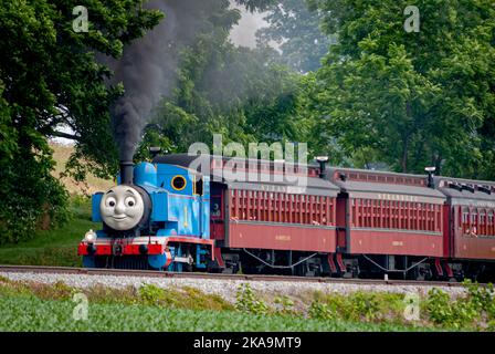 Strasburg, Pennsylvania. Juni 48 2021 - Blick auf Thomas, den Zug, der an einem sonnigen Tag Pkw zieht, die Rauch und Dampf blasen Stockfoto