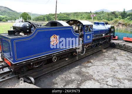 Dampflokomotive Whillan Beck auf dem Drehteller am Bahnhof Dalegarth, nachdem die Passagiere die 7 Meilen von Ravenglass auf dem schmalen Raven hinauf transportiert wurden Stockfoto