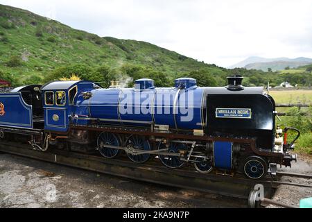 Dampflokomotive Whillan Beck auf dem Drehteller am Bahnhof Dalegarth, nachdem die Passagiere die 7 Meilen von Ravenglass auf dem schmalen Raven hinauf transportiert wurden Stockfoto