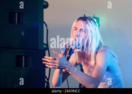 Bassist von Alice Lowes Band auf der Rising Stage beim Green man 2022 Festival in Wales, Großbritannien, August 2022. Bild: Rob Watkins Stockfoto