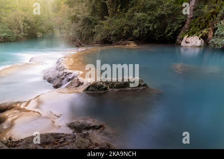 Kleine Kaskaden in Sequensa in der toskana durch den fluss elsa in einem Wald produziert Stockfoto