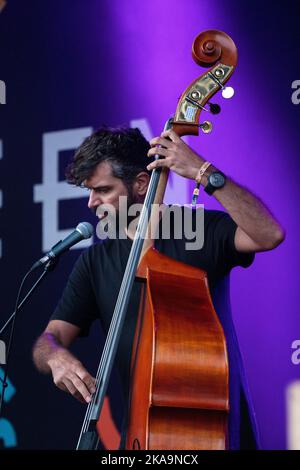 Petros Klampanis spielt Kontrabass mit dem Grammy-Gewinner Arooj Aftab beim Green man 2022 Festival in Wales, Großbritannien, August 2022. Bild: Rob Watkins Stockfoto