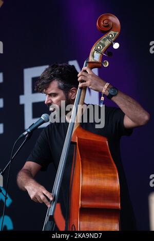 Petros Klampanis spielt Kontrabass mit dem Grammy-Gewinner Arooj Aftab beim Green man 2022 Festival in Wales, Großbritannien, August 2022. Bild: Rob Watkins Stockfoto