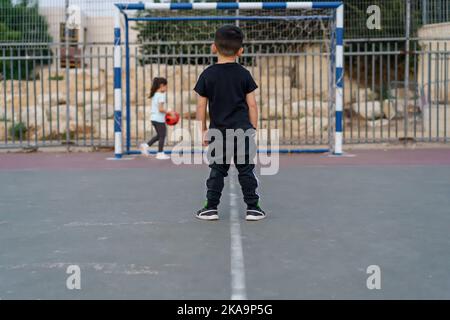 Kinder spielen Fußball. Selektiver Fokus auf Jungen. Stockfoto