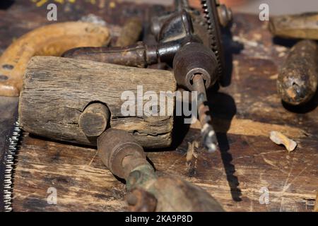Antik Handwerker Tischlerwerkzeuge auf einem Holzbrett, selektive Ansatz. Stockfoto