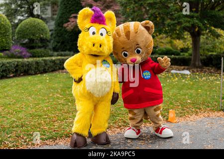 Washington, Vereinigte Staaten Von Amerika. 31. Oktober 2022. Washington, Vereinigte Staaten von Amerika. 31. Oktober 2022. Kostümierte Charaktere von Public Broadcasting, Daniel Tiger, Right und Donkey Hodie nehmen an der jährlichen Halloween-Feier auf dem South Lawn des Weißen Hauses am 31. Oktober 2022 in Washington, DC Teil.zu der Veranstaltung gehörten Kinder von Feuerwehrleuten, Krankenschwestern, Polizisten und Mitgliedern der Nationalgarde. Bild: Adam Schultz/White House Photo/Alamy Live News Stockfoto