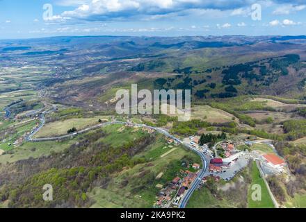 Piatra Craiului Pass - Rumänien von oben gesehen, Frühling, Route, Autos, Straße Stockfoto