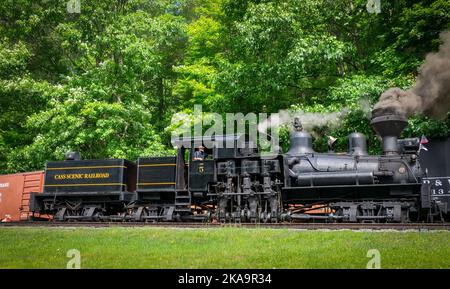 Cass, West Virginia, 18. Juni 2022 - Ein Blick auf eine antike Shay Dampfmaschine, die an einem sonnigen Tag aufwärmt, Rauch und Dampf bläst Stockfoto