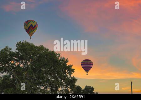 Morgenaufgang Start von Heißluftballons während eines Ballonfestivals am Sommertag Stockfoto