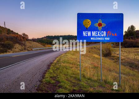 New Mexico begrüßt Sie an einer Landstraße mit einem Straßenschild Stockfoto