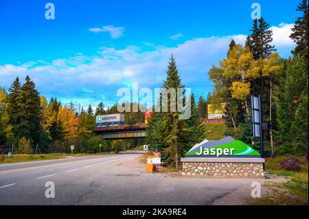 Willkommensschild zum Dorf Jasper in den kanadischen Rockies Stockfoto