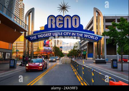 Reno die größte kleine Stadt der Welt ist ein Bogenschild in der Innenstadt von Reno, Nevada Stockfoto