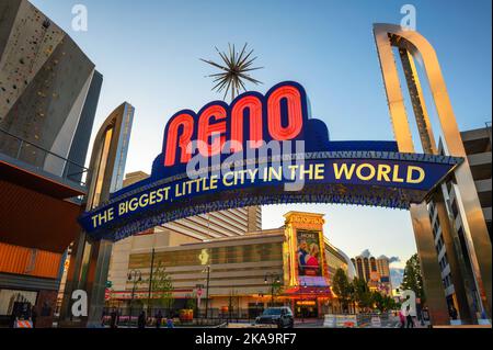 Reno die größte kleine Stadt der Welt ist ein Bogenschild in der Innenstadt von Reno, Nevada Stockfoto