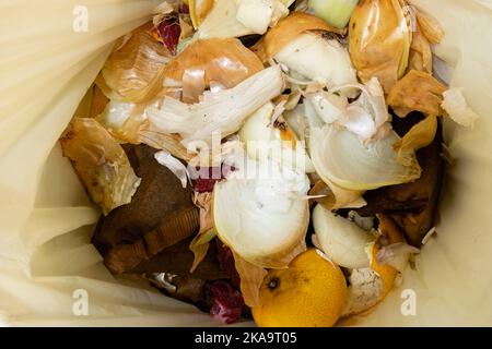 Küchenabfälle in Komposteimer in Nahaufnahme Stockfoto