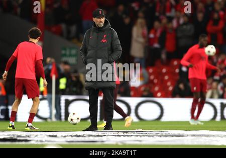 Liverpool, England, 1.. November 2022. Jürgen Klopp-Manager von Liverpool sieht sich das Aufwärmen vor dem Spiel der UEFA Champions League in Anfield, Liverpool, an. Bildnachweis sollte lauten: Darren Staples / Sportimage Stockfoto