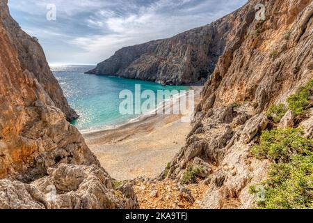 Luftaufnahme der tropischen Insel, wunderschöner Strand, türkisfarbene Lagune und Felsen. Reise- und Urlaubskonzept. Agio Farango Strand. Kreta. Stockfoto