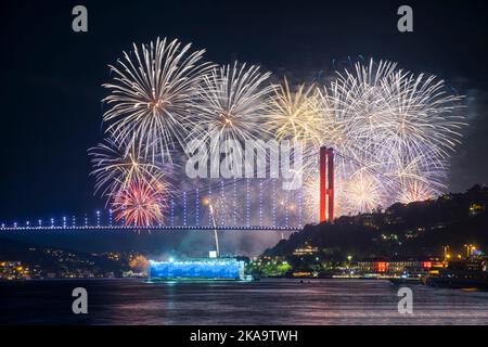 Istanbul, Ortakoy, Türkei - 29. Oktober 2022: Feuerwerk über dem Bosporus in Istanbul während der Feierlichkeiten zum 29.. Oktober. Stockfoto