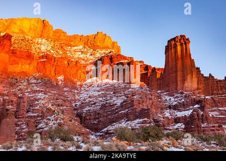 Der Kingfisher Tower in den Fisher Towers mit Schnee bei Sonnenuntergang im Winter in der Nähe von Moab, Utah. Stockfoto