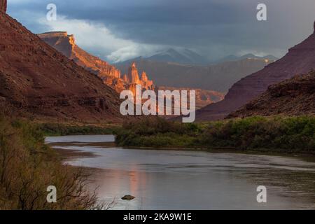 Sturmwolken und Abendlicht auf den Fisher Towers über dem Colorado River in der Nähe von Moab, Utah. Stockfoto