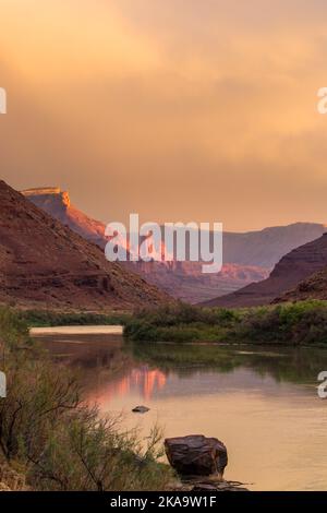 Sturmwolken und Abendlicht auf den Fisher Towers über dem Colorado River in der Nähe von Moab, Utah. Stockfoto