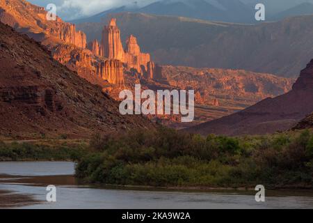 Sturmwolken und Abendlicht auf den Fisher Towers über dem Colorado River in der Nähe von Moab, Utah. Stockfoto