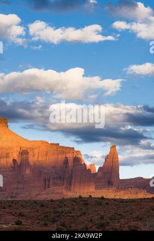 Spotlighter auf den Fisher Towers bei Sonnenuntergang in der Nähe von Moab, Utah. Kingfisher Tower, links, die Cottontail & der Titan auf der rechten Seite. Stockfoto