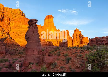 Die Fisher Towers, von links, Lizard Rock, The Kingfisher & The Cottontail mit antiker Kunst vor ihr bei Sonnenuntergang in der Nähe von Moab, Utah. Stockfoto