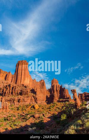 The Fisher Towers, von links, The Kingfisher, Cottontail, Ancient Art & Lizard Rock, Sandsteintürme in der Nähe von Moab, Utah. Stockfoto