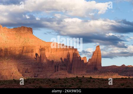 Spotlighter auf den Fisher Towers bei Sonnenuntergang in der Nähe von Moab, Utah. Kingfisher Tower, links, die Cottontail & der Titan auf der rechten Seite. Stockfoto