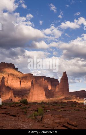 Spotlighter auf den Fisher Towers in der Nähe von Moab, Utah. Der Titan, rechts, ist der höchste freistehende Monolith in den USA Stockfoto