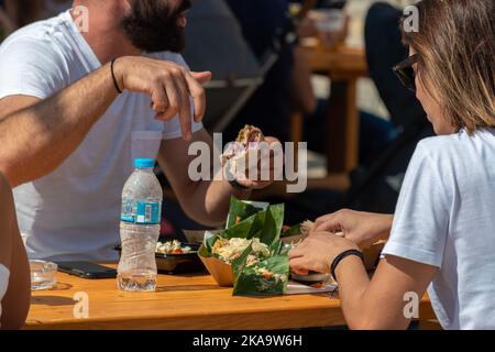 Griechenland, Heraklion - 15. September 2019: Menschen essen Fastfood auf dem Festival. Stockfoto