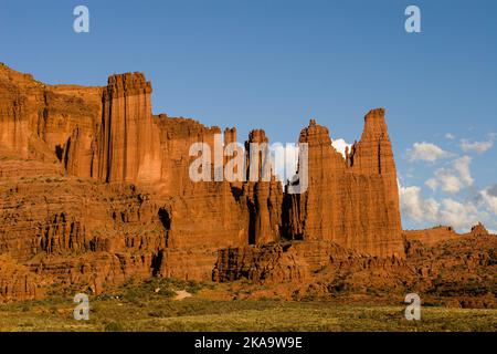 Der Kingfisher Tower, die Cottontail & der Titan, erodierte Cutler Sandsteintürme in den Fisher Towers in der Nähe von Moab, Utah. Stockfoto