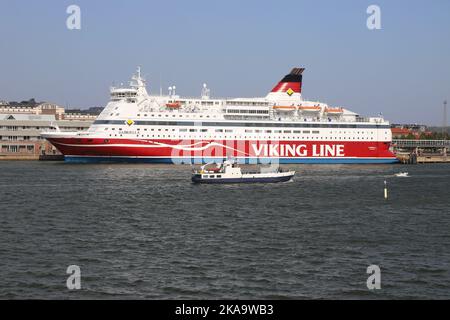 Helsinki, Finnland - 20. August 2022: Die von Viking Line betriebene Kreuzfahrtfähre Gabriella liegt am Fährhafen Skatudden. Stockfoto