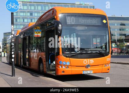 Helsinki, Finnland - 20. August 2022: Orangefarbener Gelenkbus im Einsatz auf der Linie 40 am Bahnhof. Stockfoto