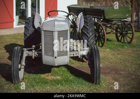 Vintage Traktor und Wagen auf der Ranch Stockfoto