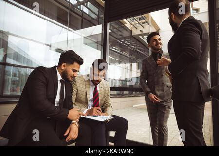 Außenbesprechung der Mitarbeiter. Geschäftspartnerschaft. Menschen Kommunikation. Männer Arbeitsgemeinschaft, Gruppe. Teamarbeit erfolgreich Stockfoto