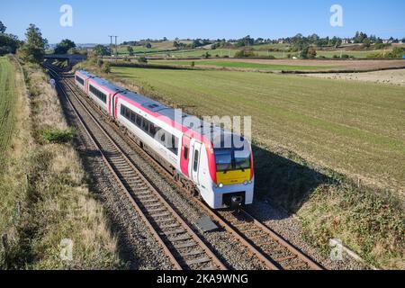 Transport für Wales Eisenbahnverbindung von Cardiff nach Manchester, durch die Landschaft von Shropshire in der Nähe von Shrewsbury Stockfoto