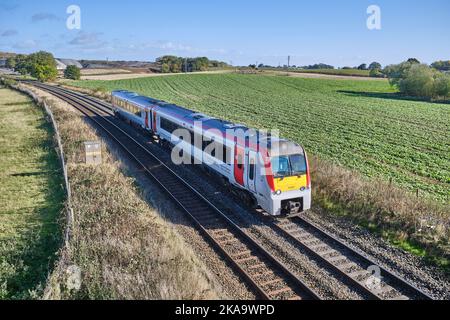 Transport für Wales Eisenbahnverbindung von Cardiff nach Manchester, durch die Landschaft von Shropshire in der Nähe von Shrewsbury Stockfoto