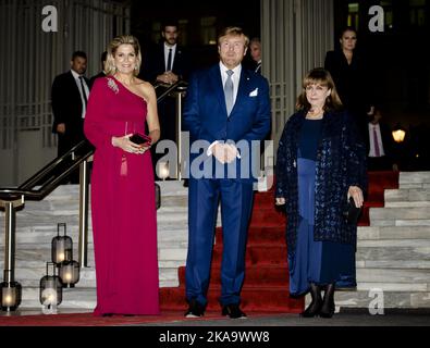 Athens, Greece, 2022-11-01 19:54:43 ATHENS - Königin Maxima, König Willem-Alexander und Präsident Katerina Sakellaropoulou (von links nach rechts) vor einer Aufführung durch das Nederlands Danstheater in Megaron Mousikis, um den zweiten Tag des Staatsbesuchs abzuschließen. Das königliche Paar ist auf einem dreitägigen Staatsbesuch in Griechenland. ANP SEM VAN DER WAL niederlande Out - belgien Out Stockfoto