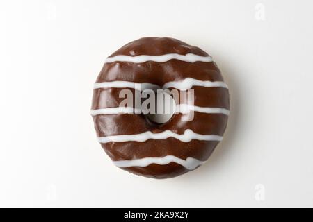 Schokoladendonut auf weißem Hintergrund. Draufsicht. Stockfoto