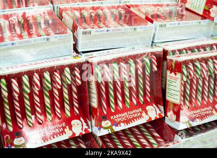 Moskau, Russland, November 2020: Viele gestreifte Zuckerstöcke in Schachteln. Weihnachtsbonbons. Stockfoto