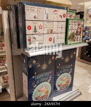 Berlin, Deutschland, Oktober 2019: Große bunte Kisten mit Adventskalender mit verschiedenen Teesorten. Verkauft in einem Regal im Laden. Weihnachten, Verkauf. Stockfoto