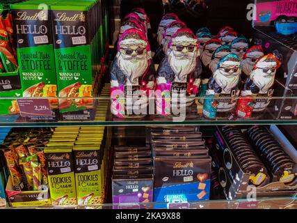 Berlin, Deutschland, 2019: lindt Chocolate: Weihnachtsmann in schwarzen Gläsern, Riegel, cremig, mit Keksen, Bissen. Stockfoto
